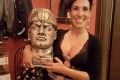 Sassari, consigliera 5 stelle si fa una foto col busto di Mussolini